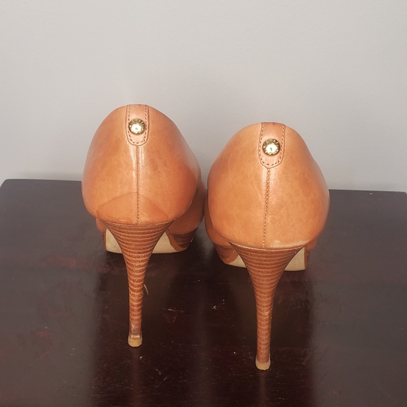 MK Leather Pumps - Picture 2 of 4